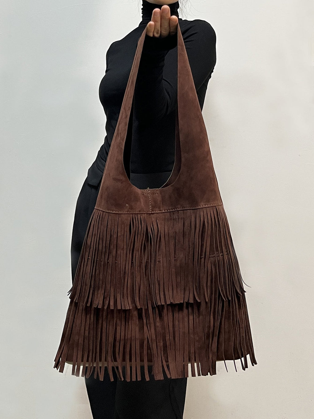 Borsa grande in suede caffè versatile con frange