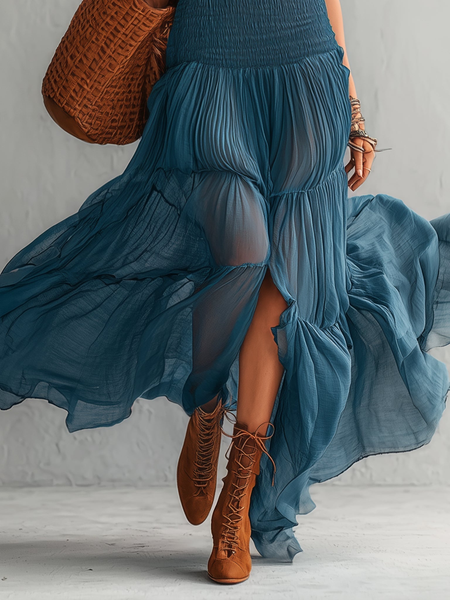 Abito maxi in chiffon blu senza spalline, elasticizzato e arricciato