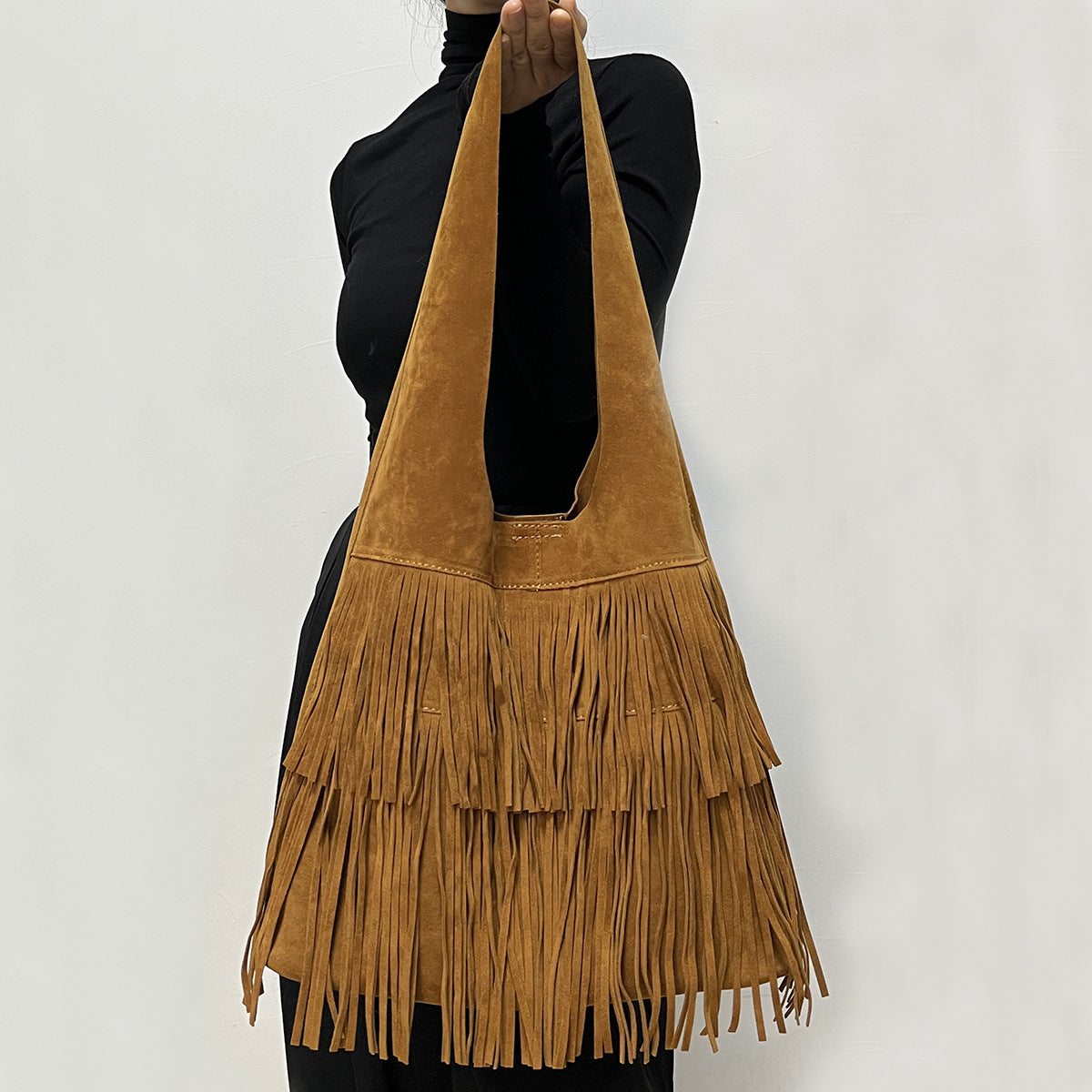 Borsa grande in suede caffè versatile con frange