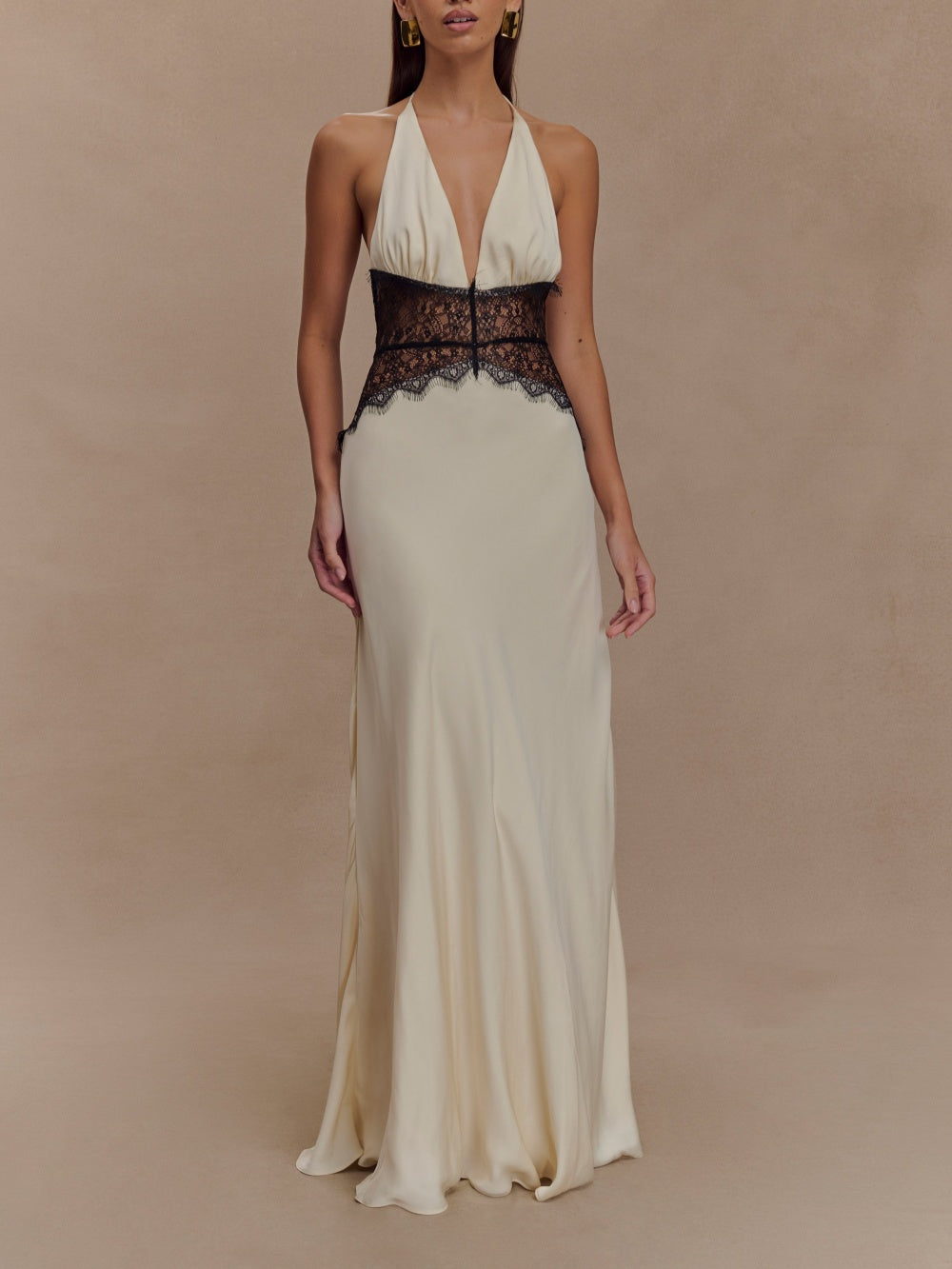 Abito maxi in seta satinata Deep V con scollo all'americana