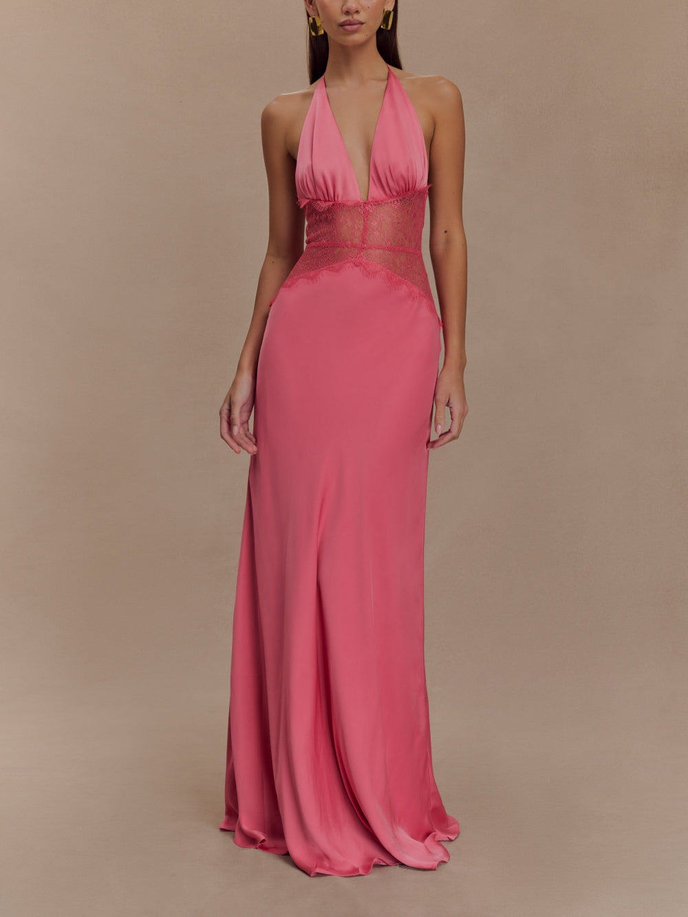 Abito maxi in seta satinata Deep V con scollo all'americana