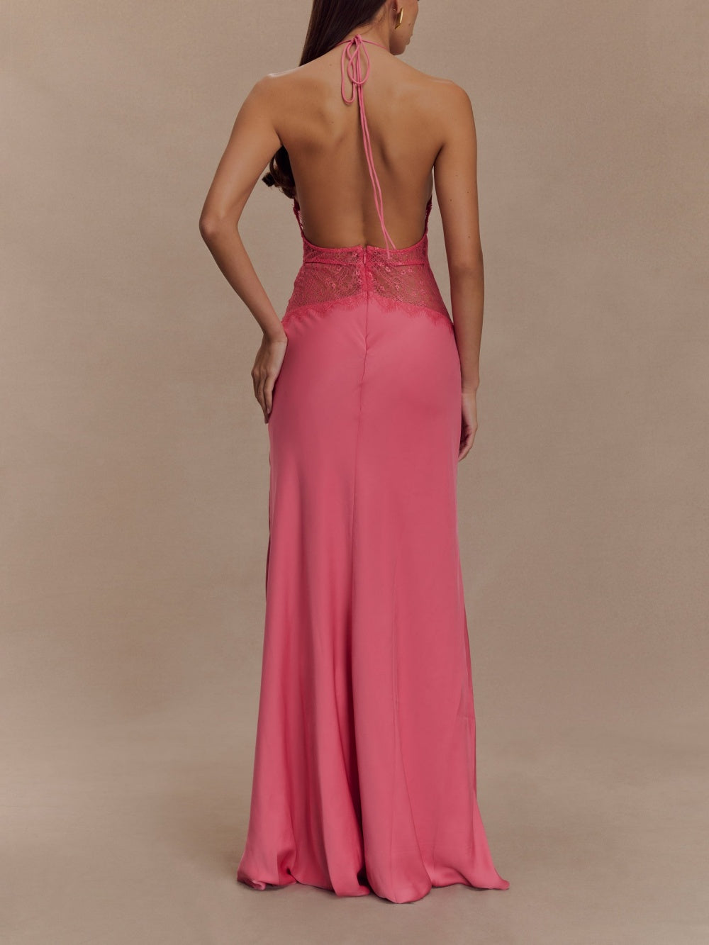 Abito maxi in seta satinata Deep V con scollo all'americana