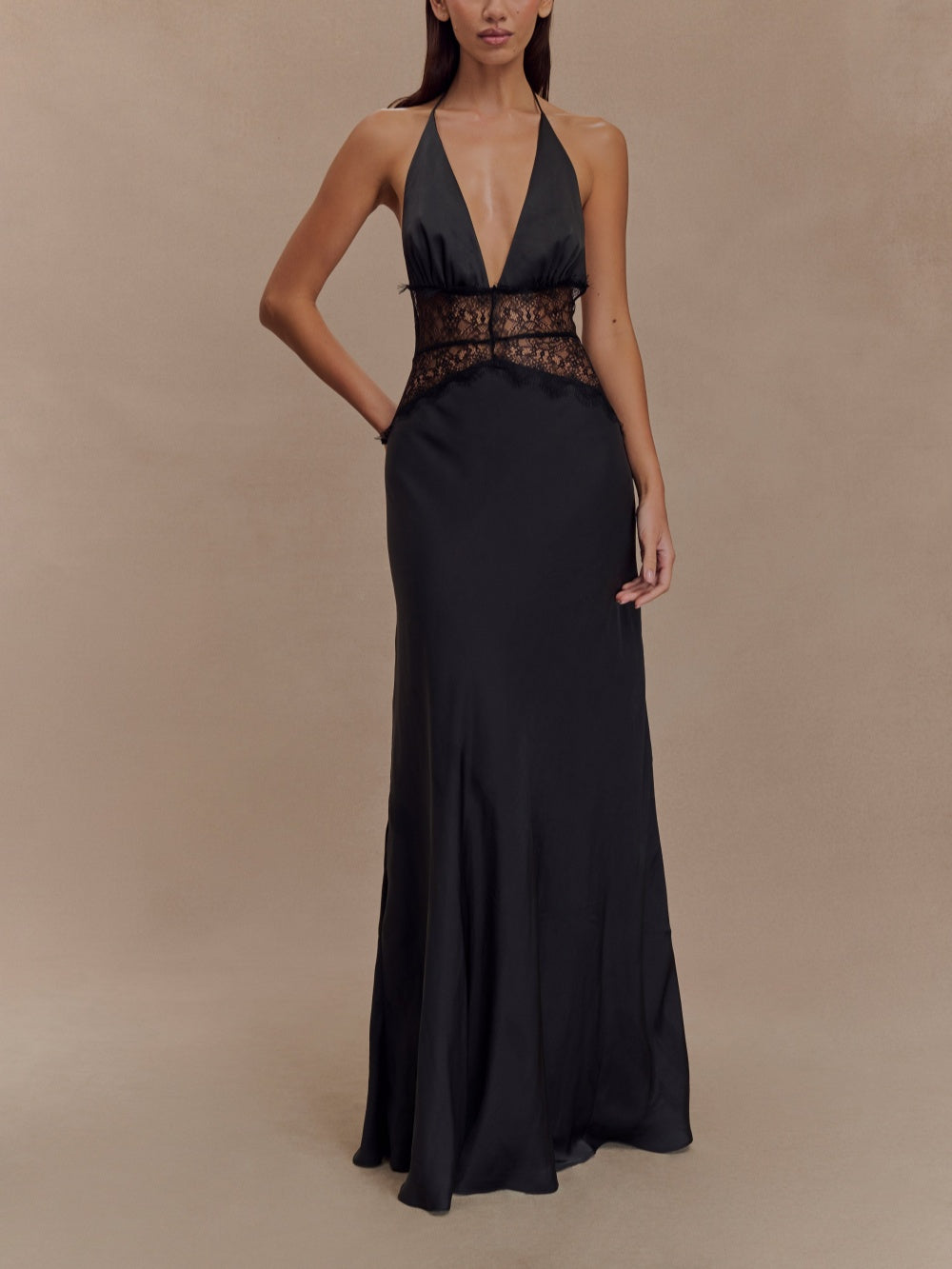 Abito maxi in seta satinata Deep V con scollo all'americana