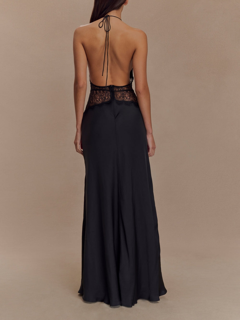 Abito maxi in seta satinata Deep V con scollo all'americana