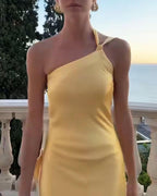 Abito da festa elegante con spalla inclinata e colore solido