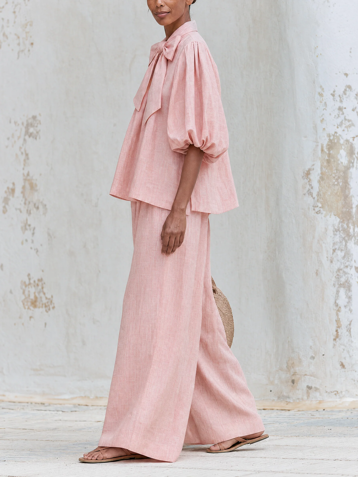 Noemi | Top con maniche a sbuffo e fiocco in misto lino rosa pallido & Pantaloni a gamba larga