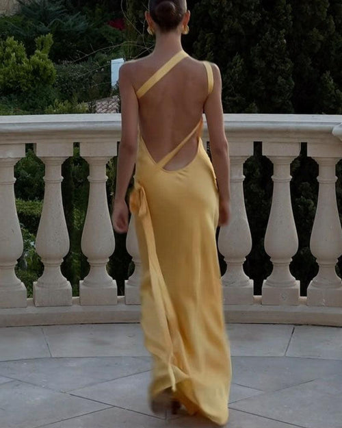 Abito da festa elegante con spalla inclinata e colore solido