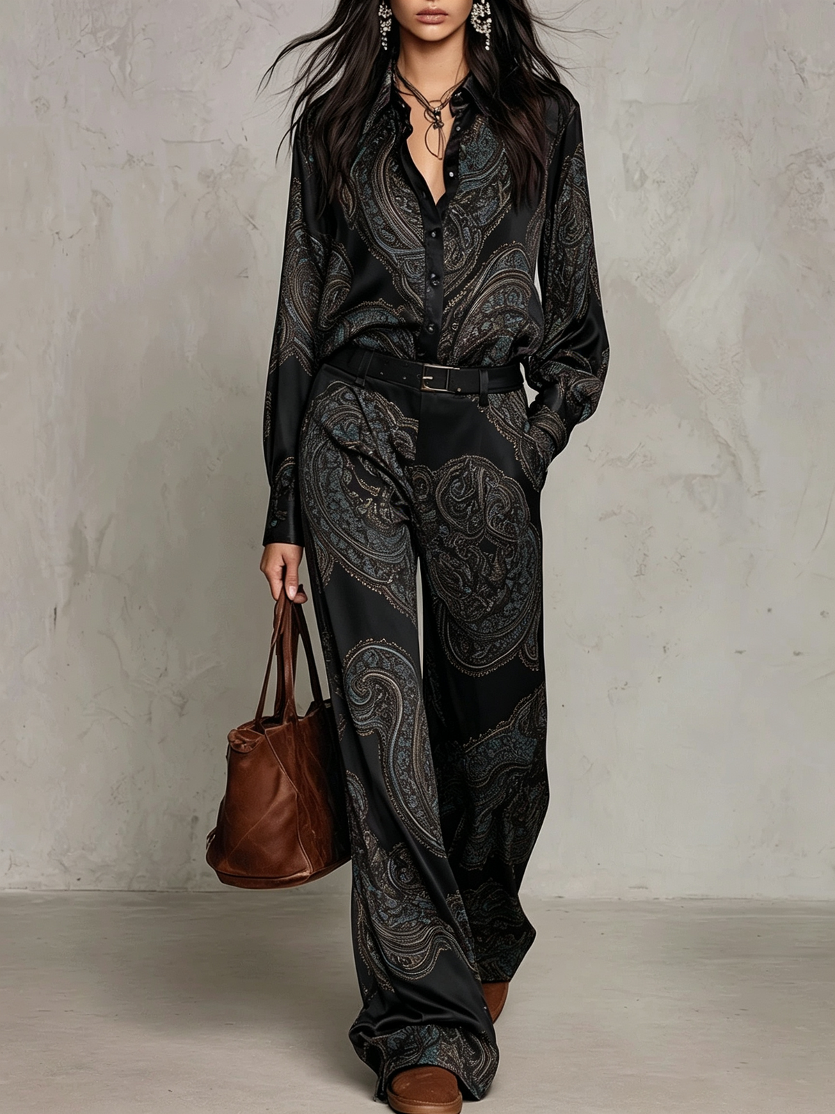 Lorella | Completo di Camicia a Maniche Lunghe in Satin con Stampa Paisley Borgogna-Porpora e Pantaloni a Gamba Larga
