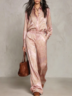 Lorella | Completo di Camicia a Maniche Lunghe in Satin con Stampa Rosa e Pantaloni a Gamba Larga