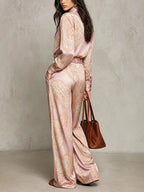 Lorella | Completo di Camicia a Maniche Lunghe in Satin con Stampa Paisley Borgogna-Porpora e Pantaloni a Gamba Larga