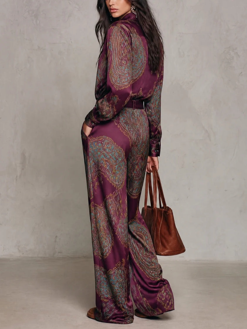 Lorella | Completo di Camicia a Maniche Lunghe in Satin con Stampa Paisley Borgogna-Porpora e Pantaloni a Gamba Larga
