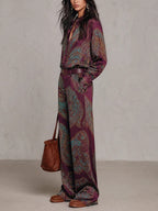 Lorella | Completo di Camicia a Maniche Lunghe in Satin con Stampa Paisley Borgogna-Porpora e Pantaloni a Gamba Larga