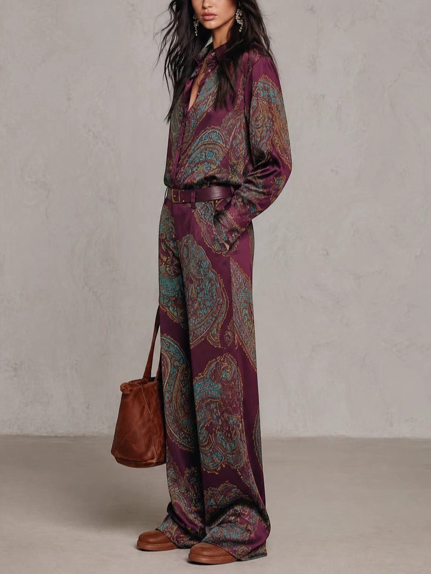 Lorella | Completo di Camicia a Maniche Lunghe in Satin con Stampa Paisley Borgogna-Porpora e Pantaloni a Gamba Larga