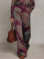 Lorella | Completo di Camicia a Maniche Lunghe in Satin con Stampa Paisley Borgogna-Porpora e Pantaloni a Gamba Larga