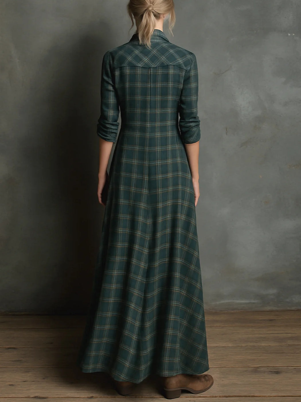 Abito lungo a camicia verde a quadri con colletto a revers