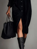 Abito Midi in Corduroy con Tasche a Doppio Petto e Bottone Singolo.