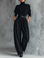 Set di due pezzi con maglietta a maniche lunghe e collo alto completamente nero e pantaloni a gamba dritta (compreso cintura)