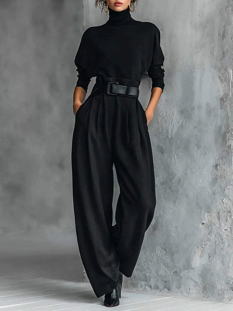 Set di due pezzi con maglietta a maniche lunghe e collo alto completamente nero e pantaloni a gamba dritta (compreso cintura)