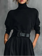 Set di due pezzi con maglietta a maniche lunghe e collo alto completamente nero e pantaloni a gamba dritta (compreso cintura)