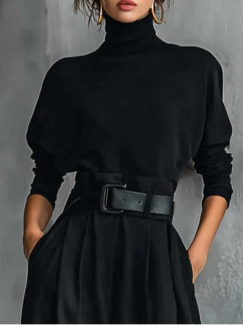 Set di due pezzi con maglietta a maniche lunghe e collo alto completamente nero e pantaloni a gamba dritta (compreso cintura)