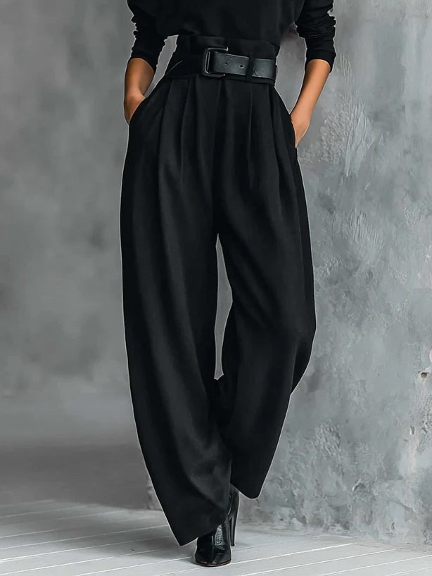 Set di due pezzi con maglietta a maniche lunghe e collo alto completamente nero e pantaloni a gamba dritta (compreso cintura)