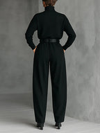 Set di due pezzi con maglietta a maniche lunghe e collo alto completamente nero e pantaloni a gamba dritta (compreso cintura)