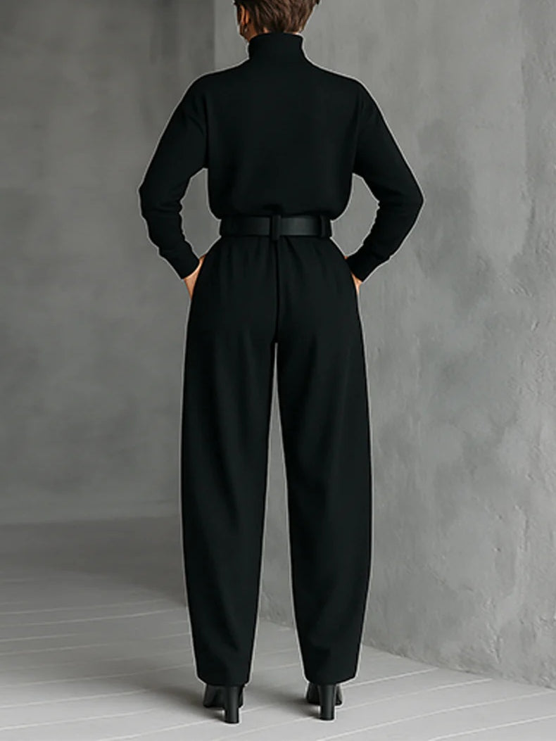 Set di due pezzi con maglietta a maniche lunghe e collo alto completamente nero e pantaloni a gamba dritta (compreso cintura)