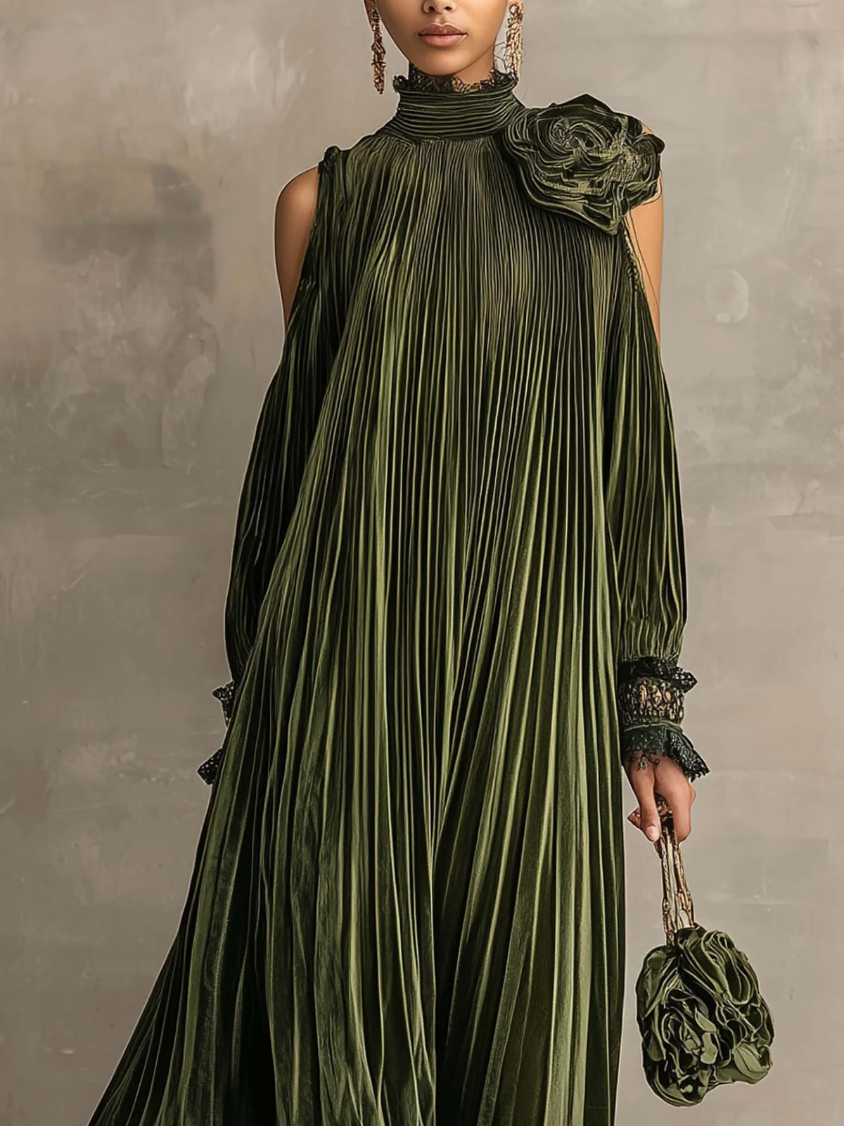 Carol | Abito Maxi Plissettato Verde Oliva con Dettaglio Floreale sulle Spalle