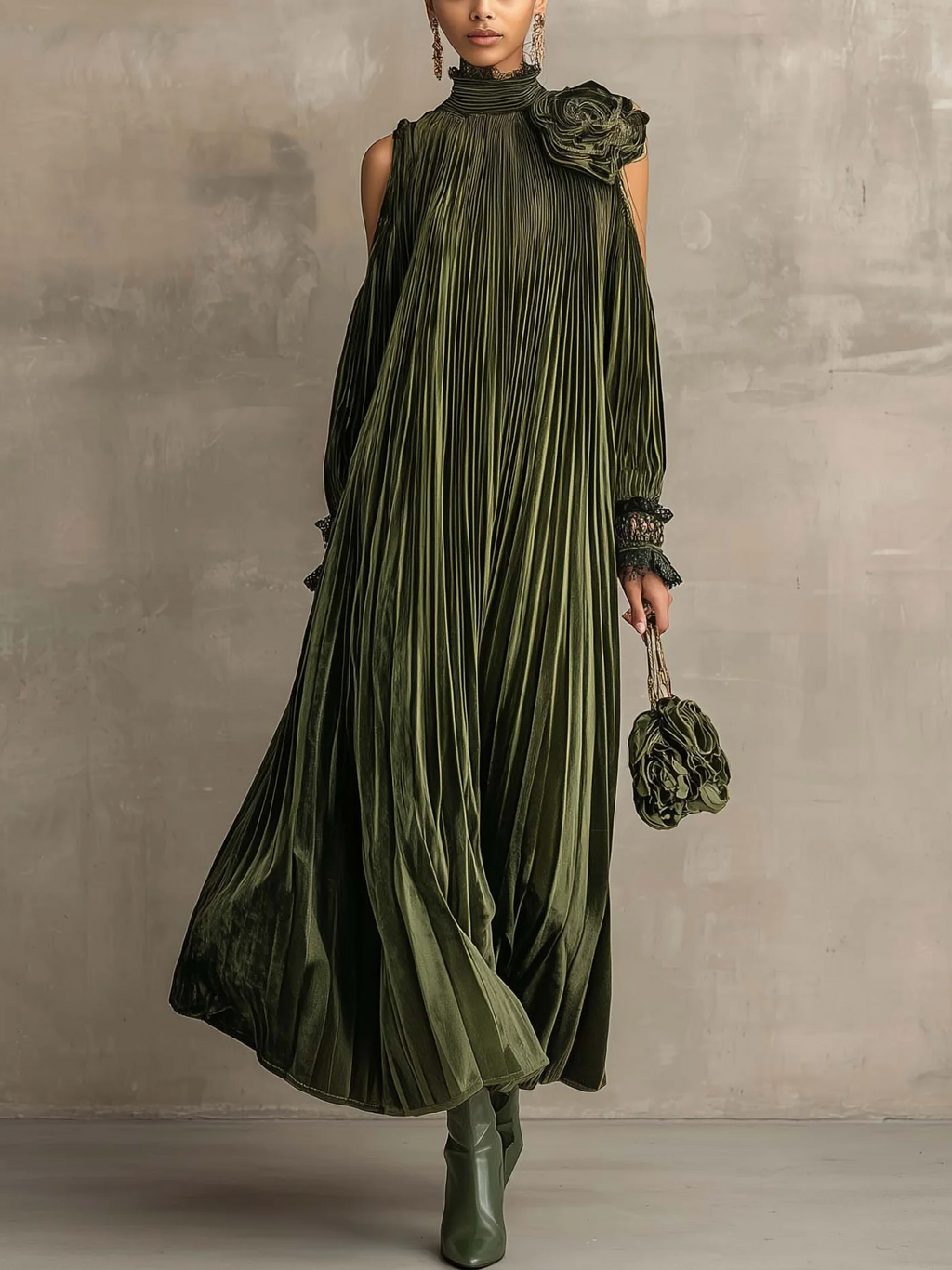 Carol | Abito Maxi Plissettato Verde Oliva con Dettaglio Floreale sulle Spalle