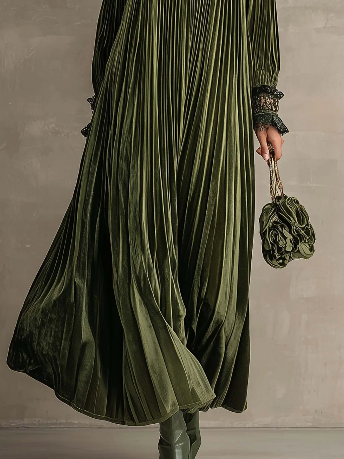 Carol | Abito Maxi Plissettato Verde Oliva con Dettaglio Floreale sulle Spalle