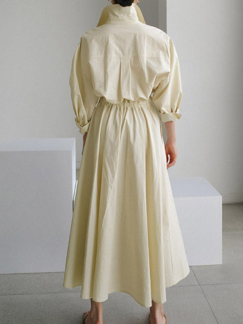 Abito Midi Elegante con Colletto a Revers e Bottoni